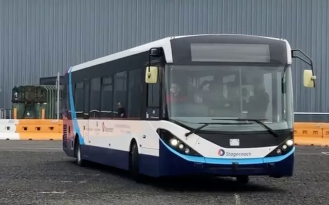 Xe bus tự lái đầu tiên của Anh đi thử nghiệm trên đường ở Scotland