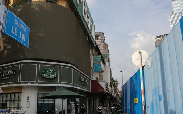 Người dân tại “đất vàng” TP.HCM vui mừng khi rào chắn công trình Metro sắp được tháo dỡ sau 8 năm