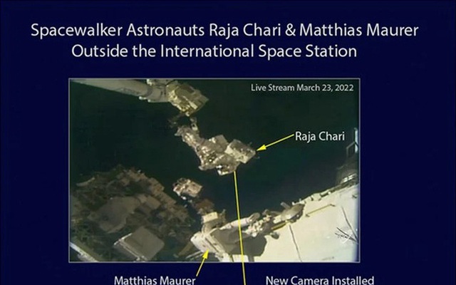 Từ mặt đất, chụp được cảnh 2 phi hành gia ISS đang đi bộ ngoài không gian