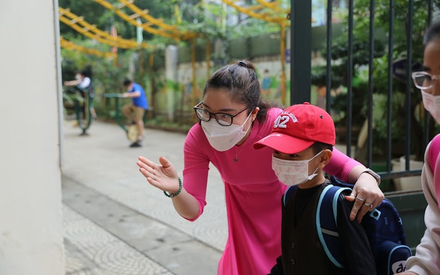 Học sinh tiểu học Hà Nội háo hức đến trường sau gần một năm học online