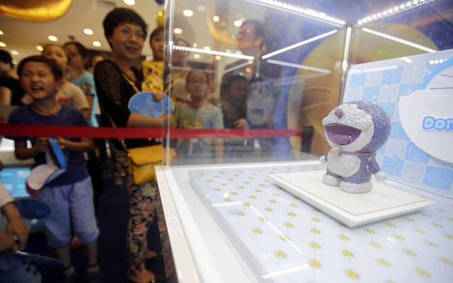 Tượng Doraemon giá 1,28 triệu USD, quần áo in hình giá hơn 5.000 USD