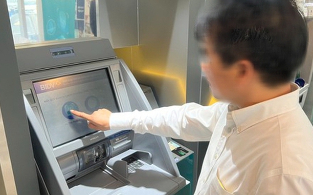 Rút tiền tại ATM bằng căn cước công dân: Mất tiền ai chịu trách nhiệm?