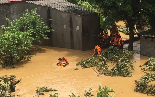 Công an Lạng Sơn dầm mình trong lũ giải cứu dân mắc kẹt