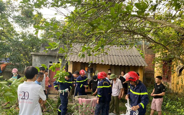 Thanh Hoá: Cứu sống người đàn ông nghi mắc kẹt nhiều ngày dưới giếng