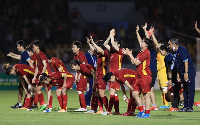 Con gái nữ tuyển thủ Hoàng Quỳnh xuống sân chung vui cùng mẹ sau trận thắng ngược Philippines