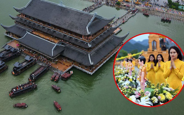 Hàng nghìn du khách thập phương đội mưa dự lễ Phật Đản tại ngôi chùa lớn nhất thế giới