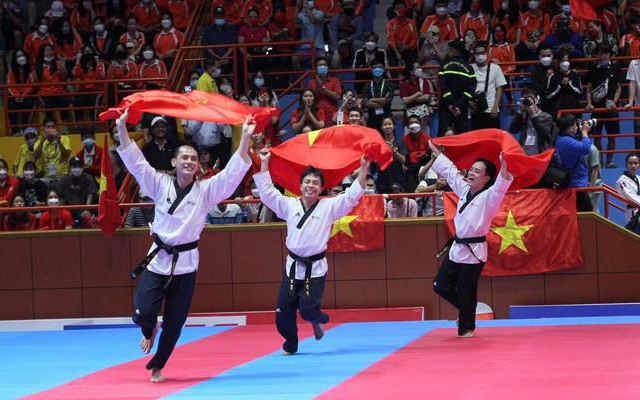 VĐV Taekwondo Việt Nam xếp hàng tri ân HLV sau khi giành 4 HCV