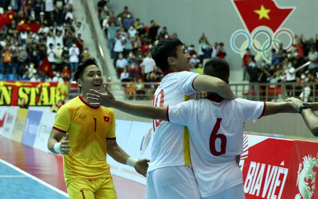 Ghi 3 bàn thắng trong 1 phút khiến đối thủ vỡ trận, ĐT Việt Nam tiến gần đến HCV SEA Games