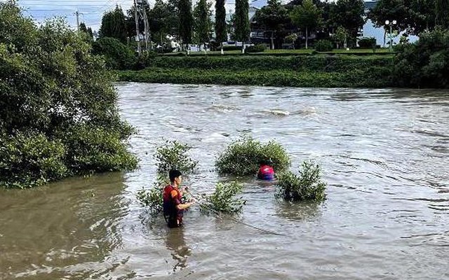 Đi đá bóng trong ngày sinh nhật, 3 học sinh bị nước cuốn trôi