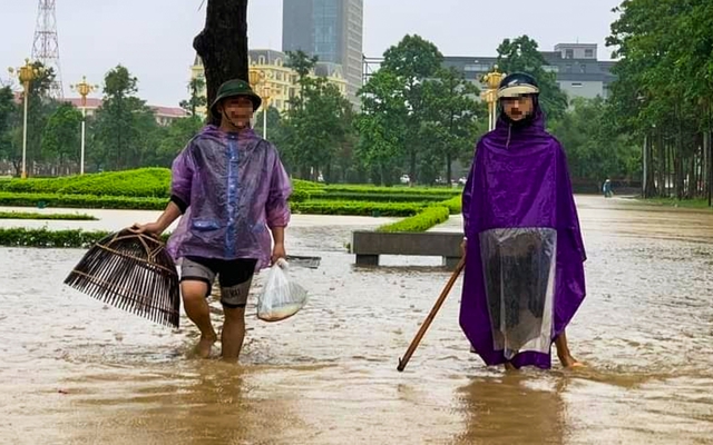 Đường biến thành 'sông', người dân mang vó, vợt ra bắt cá