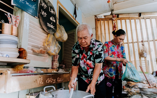 Quán cháo trắng hơn 10 năm chỉ bán giá 1.000 đồng của đôi vợ chồng già ở Sài Gòn: "Bán rẻ cho người ta ăn no là được rồi"