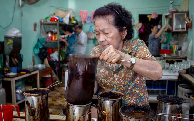 Quán cà phê vợt cuối cùng ở Biên Hòa: Chốn đi về của 'khách ruột' suốt 35 năm