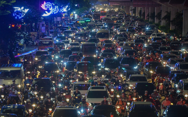 Sau trận mưa ngập, đường phố Hà Nội ùn tắc nghiêm trọng, xe cộ chôn chân nhìn nước rút