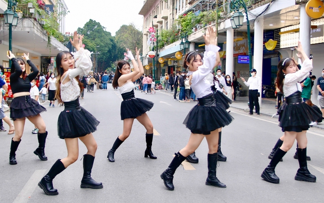 Hà Nội ‘nở rộ' phố đi bộ: Chốn vui chơi cuối tuần cho người dân ngày càng đa dạng