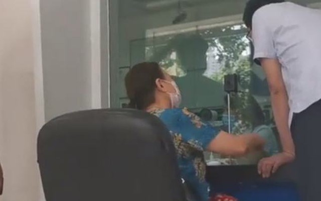 Trung Quốc: Mang 4 tỷ đồng đi gửi ngân hàng, 15 năm sau bác gái hốt hoảng vì bị đòi nợ