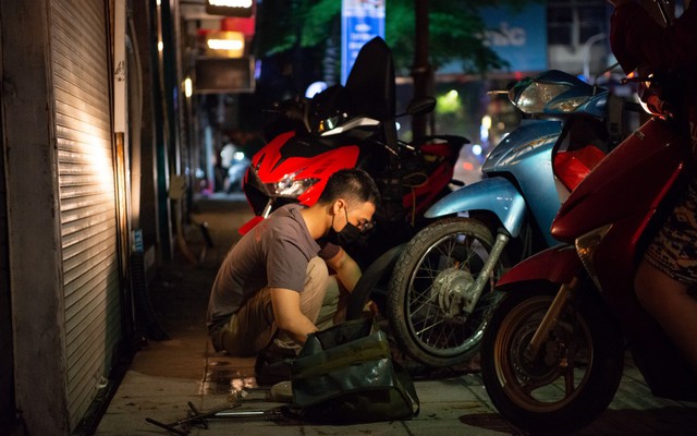 Biệt đội xuyên đêm giải cứu xe máy 0 đồng ở Hà Nội: “Không lãi được gì ngoài tình cảm”