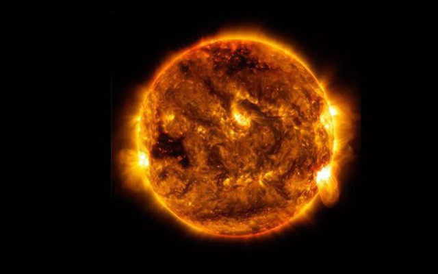 Bão mặt trời lướt qua trái đất, cần cảnh giác điều gì?