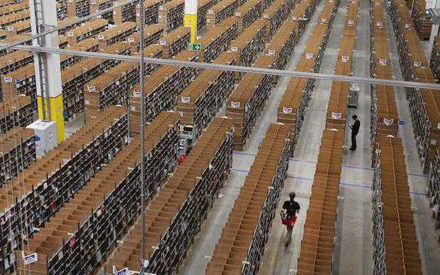 Bí mật siêu nhà kho của Amazon: To bằng 15 sân bóng, thuật toán quản lý mọi thứ, nhân viên không khác gì robot làm việc ít nhất 60 giờ/tuần
