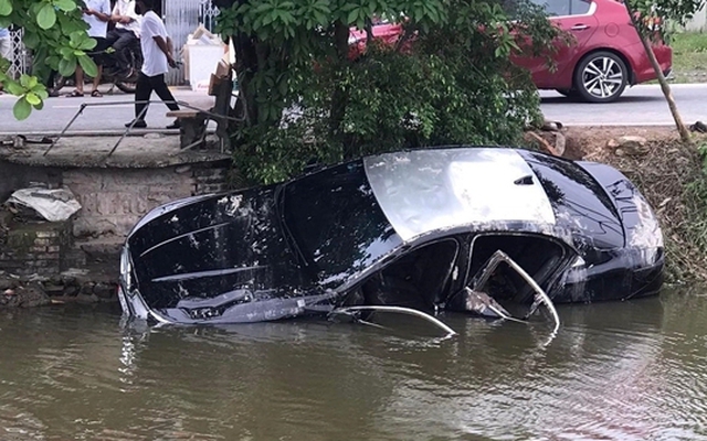 Ô tô lao xuống kênh, 2 người tử vong