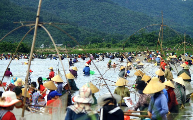 Cả làng tay nơm tay lưới cùng hú lớn rồi ào xuống vực bắt cá