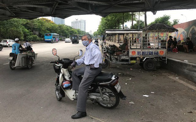 Giá xăng lập đỉnh mới, lái xe ôm, taxi, người bán hàng rong... 'khóc ròng'