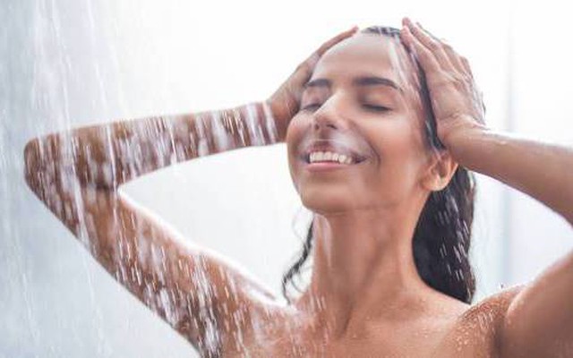 Chuyên gia tiết lộ 6 lợi ích không tưởng khi tắm bằng vòi hoa sen, nghe xong đảm bảo ai cũng phải bất ngờ