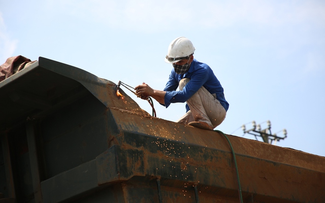 Hàng loạt xe tải cơi nới thùng cao cả mét bị công an "cắt gọt"