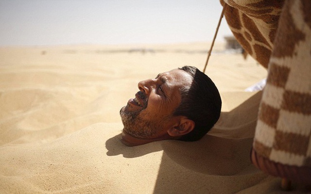 Bỏ tiền triệu để được tắm cát trần bỏng rát giữa sa mạc Sahara: Trải nghiệm cực hot vì 1 lý do không ngờ