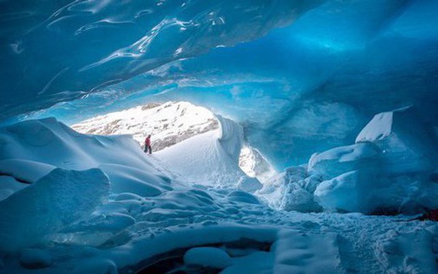Nhiếp ảnh gia bất chấp gian khổ thám hiểm hệ thống hang động băng giá kỳ vĩ, vẻ đẹp trước mắt choáng ngợp đến khó tin