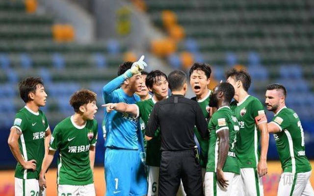 Trọng tài Trung Quốc nhận phán quyết bất ngờ sau sai lầm dẫn tới bị cầu thủ tấn công