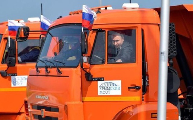 Nghị sĩ Ukraine nói 'lái xe một mình là đang giúp ông Putin'