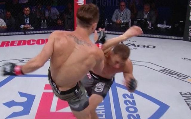 ‘Sát nhân’ Chris Wade tung cú head-kick tuyệt đỉnh khiến đối thủ ngã cắm đầu