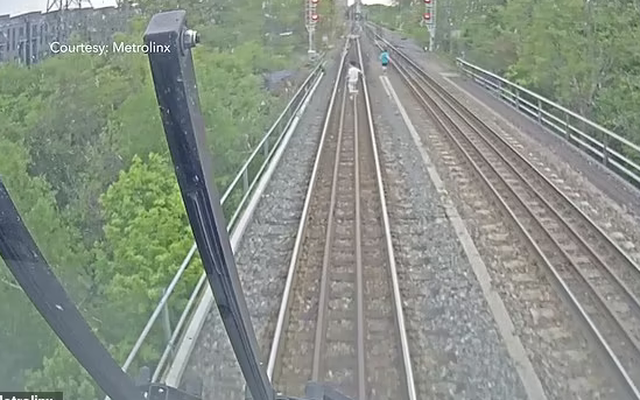 May mắn thoát chết khi chơi gần đường tàu ở Canada