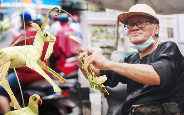 Cào cào lá dừa giữa Sài Gòn: Người bán không vì mưu sinh, chỉ muốn gìn giữ kí ức tuổi thơ