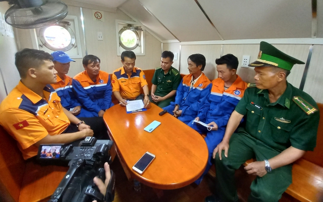 Xuyên đêm cứu 4 ngư dân Bình Định trên tàu cá bị chìm