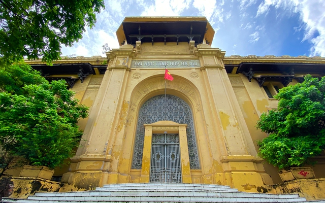 Trường đại học trăm tuổi, có hội trường đẹp như cung điện ở Hà Nội