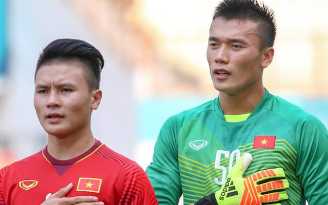 Bùi Tiến Dũng được Quang Hải nói lời động viên sau chuỗi trận không như ý tại V.League