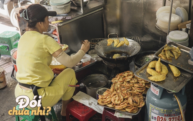 Không chỉ bít tết, con phố Hoè Nhai còn có rất nhiều hàng ăn ngon gắn liền với tuổi thơ các thế hệ Hà Nội