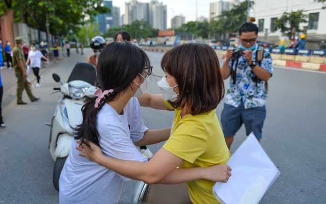 Phụ huynh hồi hộp, cả đêm mất ngủ mong con thi tốt trong môn thi đầu tiên