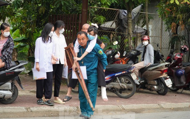 Xúc động, bố cõng con gái đi thi