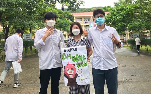 Dàn tình nguyện viên trai xinh gái đẹp cổ vũ sĩ tử đi thi cực chất khiến dân mạng thích thú