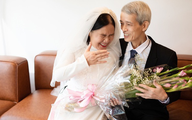 Cuộc sống tươi đẹp: Ngắm bộ ảnh cưới tình bể tình của cặp đôi ông bà khắc khẩu
