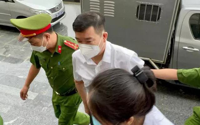 Cựu đại tá Phùng Anh Lê áo sơ mi trắng đến tòa trên xe chuyên dụng