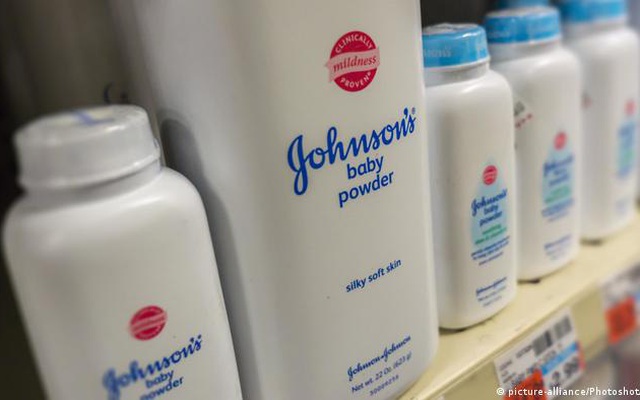 Johnson & Johnson dừng bán phấn rôm trẻ em trên toàn cầu