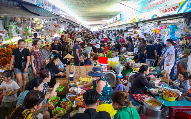 Thiên đường ẩm thực Đà Nẵng ‘nêm chặt người' trong mùa cao điểm du lịch