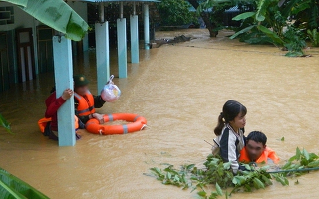 Xem xét kiểm điểm, kỷ luật 3 cán bộ huyện vì liên quan đến cứu trợ lũ lụt