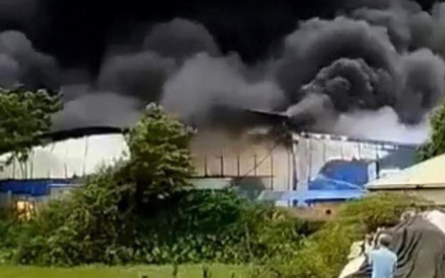 Cháy lớn tại kho xưởng vải ở Thường Tín, khói đen bốc ngút trời