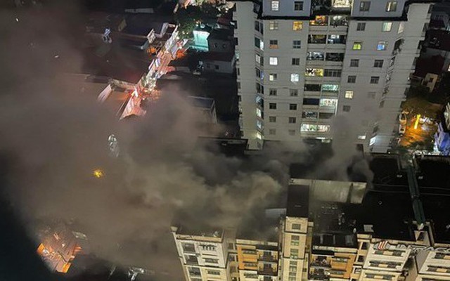 Giải cứu nhiều người mắc kẹt trong vụ cháy chung cư ở Hà Nội