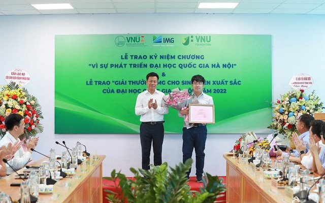 "Cậu bé vàng" Ngô Quý Đăng nhận học bổng Khoa học cơ bản