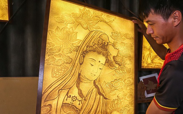 Dùng bẹ dừa làm giấy, xịt nước để vẽ tranh "xuyên sáng" bán với giá hàng chục triệu đồng